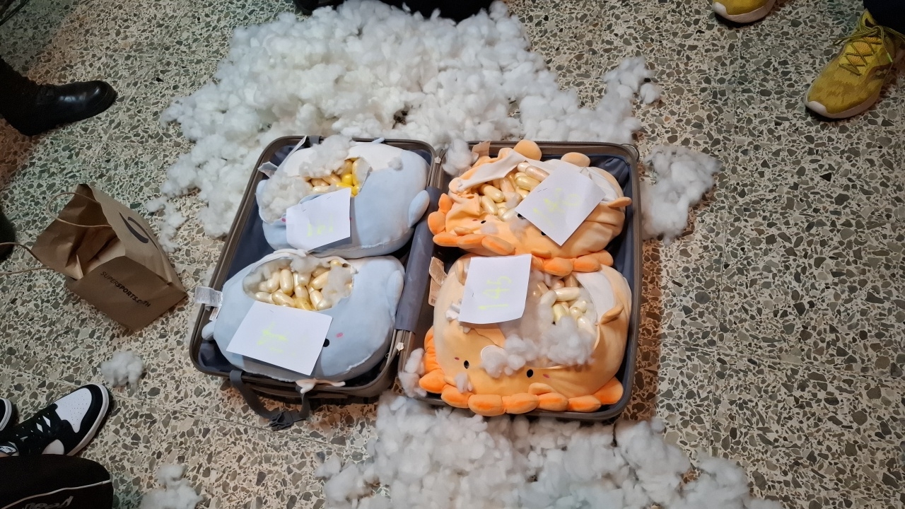 จับคาด่าน ตม.อรัญประเทศ สาวลอบขน "โคเคน" ยัดตุ๊กตา มูลค่ากว่า 16 ล้านบาท