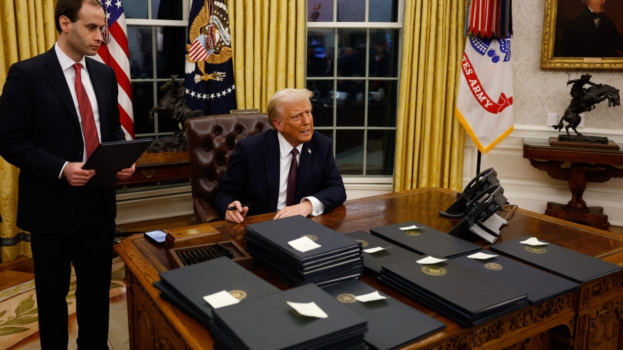 โดนัลด์ ทรัมป์ ลงนามคำสั่งบริหารชุดใหญ่ "ผู้อพยพ-สิ่งแวดล้อม-เจ้าหน้าที่รัฐ"