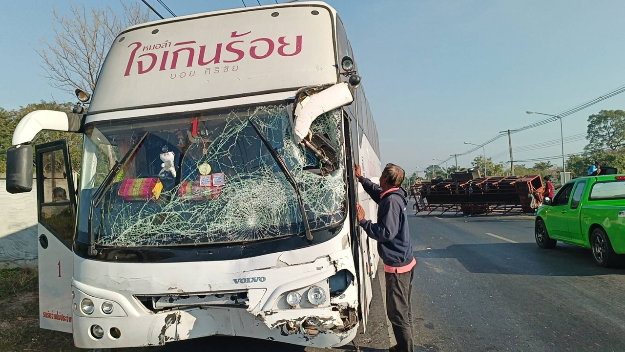 กระบะท้ายพ่วง พลิกตะแคง ฟาดรถบัสคณะหมอลำใจเกินร้อย 