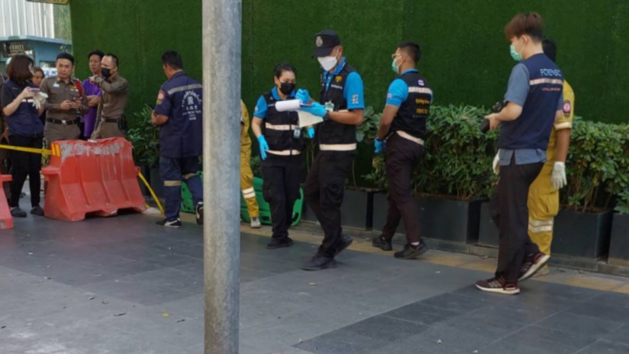 เหตุสลด ไรเดอร์ถูกเก๋งขับตามไล่ชน บนถนนสุขุมวิท ร่างกระเด็นฟาดเสาเหล็กดับ