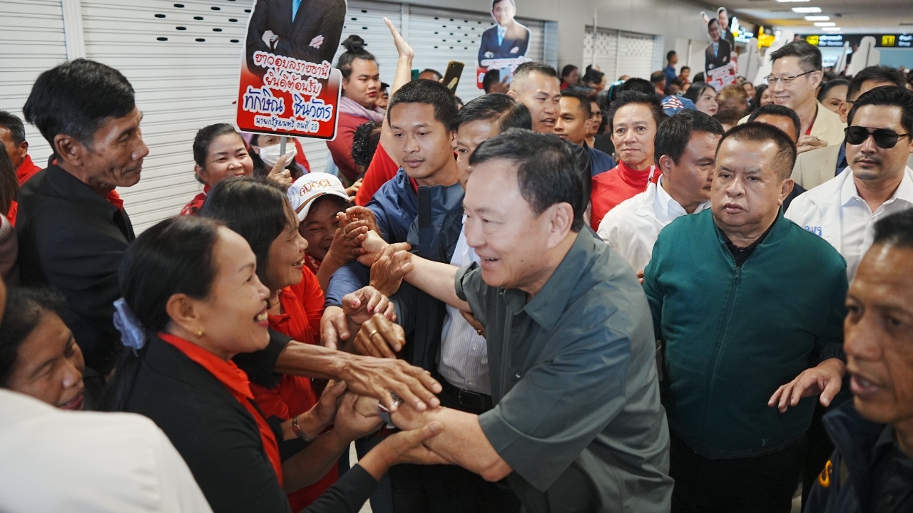 “ทักษิณ” ถึงศรีสะเกษ เตรียมหาเสียงนายก อบจ.-เสื้อแดงแห่ต้อนรับถึงสนามบิน