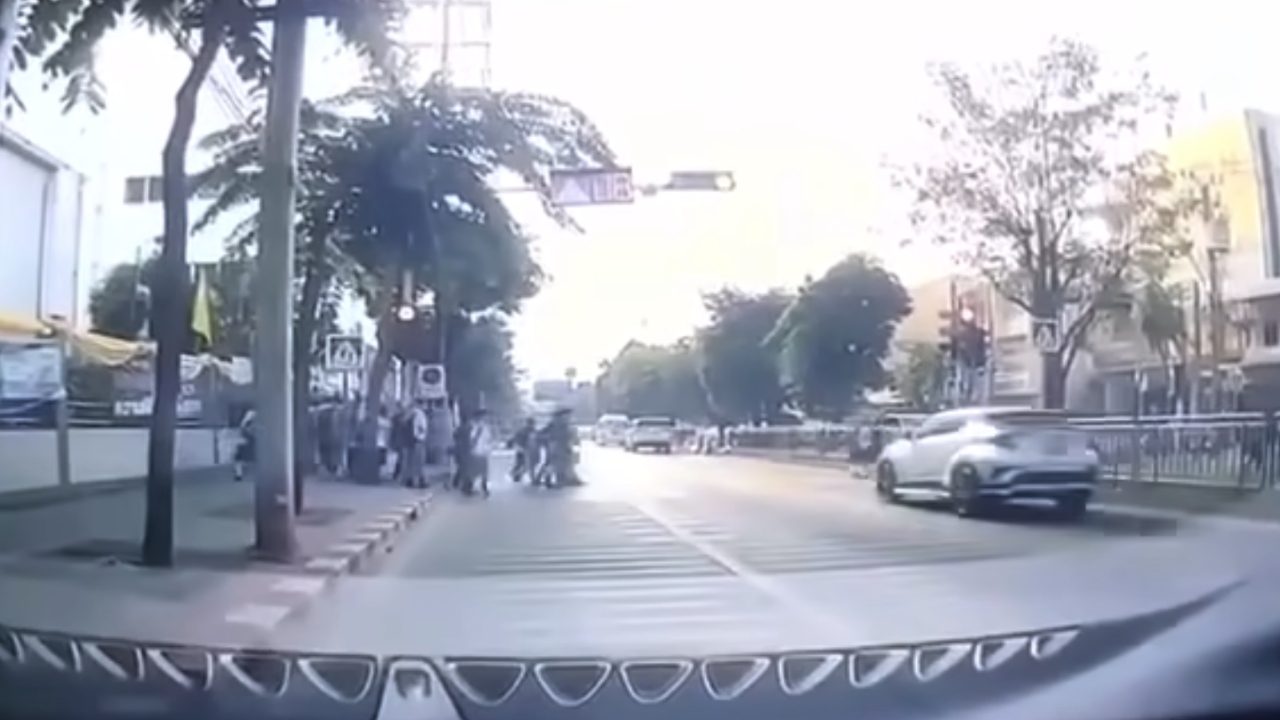 เก๋งขาวเข้าพบตำรวจ หลังพุ่งชนเด็กข้ามทางม้าลาย หน้าโรงเรียนดัง