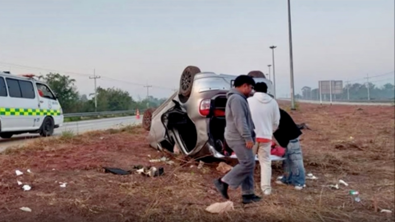 เก๋งพลิกคว่ำบนทางด่วน M6 เจ็บ 7 คน อัดกันมาในรถ สาหัส 1