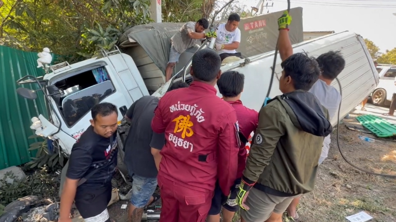 เจ็บยกคัน รถตู้ทริปสายบุญ ชนประสานงารถบรรทุกพ่วง 18 ล้อ พลิกคว่ำตกไหล่ทาง