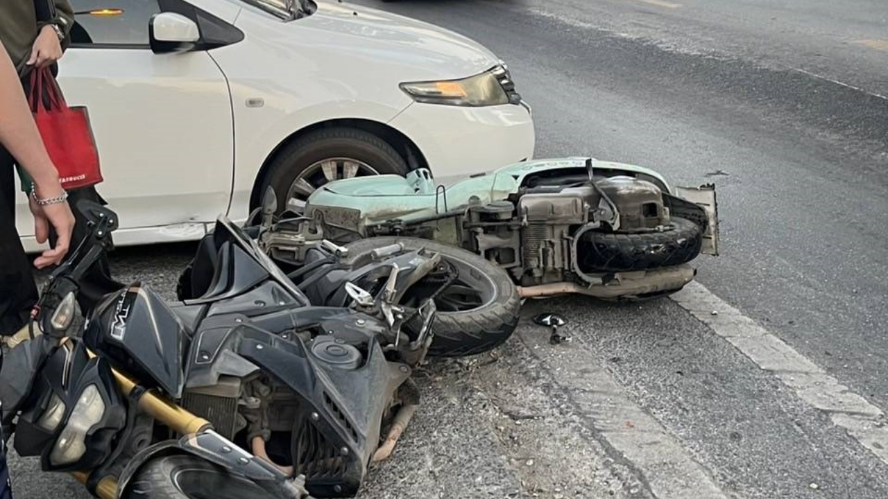 น้ำมันรั่วเป็นทางยาว บนถนนบ้านสันกลาง จ.เชียงใหม่ ทำรถ จยย. ล้ม คนเจ็บนับ 10