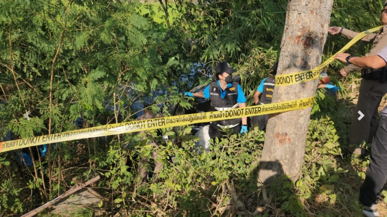 อดีตข้าราชการครู ถูกคนร้ายขี่ จยย. ตามประกบยิง ดับคารถเก๋งที่พุ่งตกข้างทาง