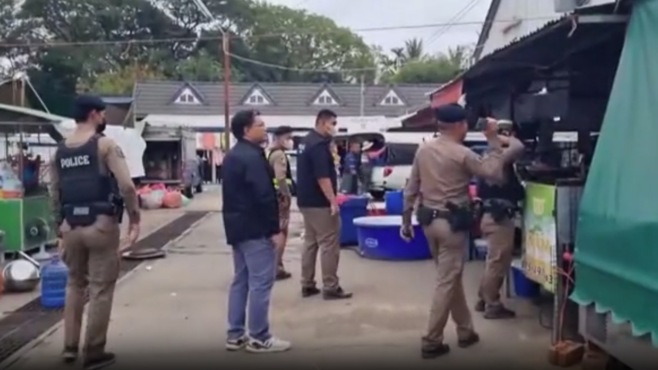 ตร.บุรีรัมย์ ลุยตรวจตลาด หลังรับร้องเรียนแม่ค้าแอบขายบุหรี่ไฟฟ้าให้เด็ก