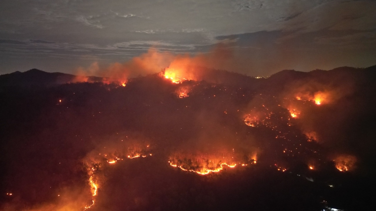 ไฟไหม้ภูเขากลางดึก เร่งสกัดหวั่นลามเข้าสำนักสงฆ์ เพลิงเริ่มสงบ ยังเฝ้าระวัง