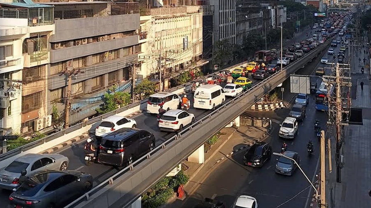 เร่งระบายรถติดปิดแยกราชเทวี จัดชัตเทิลบัส-เพิ่มตำรวจดูแล กวดขันจับรถจอดกีดขวาง