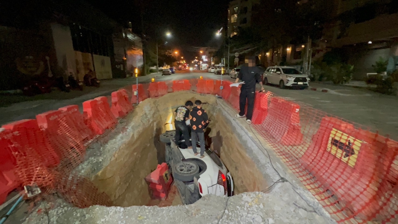 เบรกไม่ทัน หนุ่มขับรถตกหลุมลึก 3 เมตร รถพลิกตะแคงพังยับ