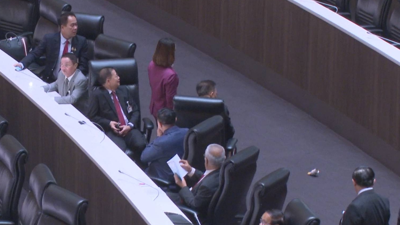 กระป๋องนมร่วงกลางห้องประชุมรัฐสภา เฉี่ยว สส.เพื่อไทย “วิทยา” ข้องใจมาจากไหน