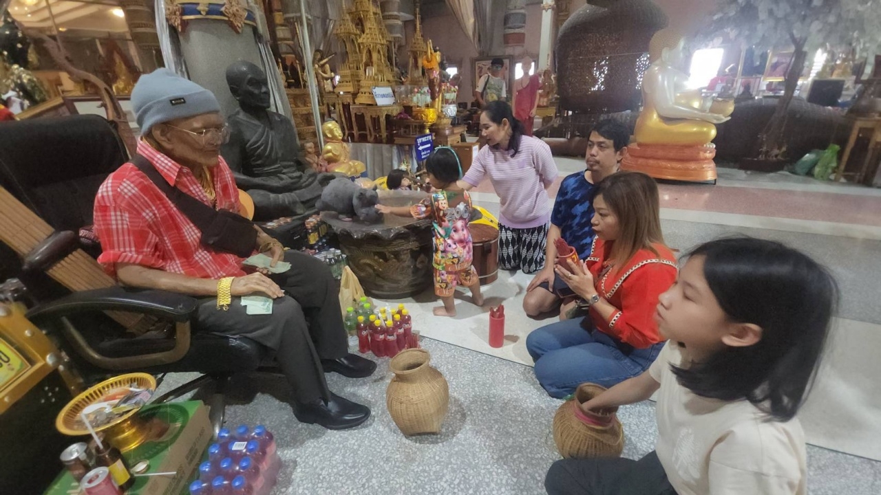 หญิงหวังได้โชค ปลดหนี้ มาขอพร "ตาทองงิ้วราย" ส่องเลขเด็ด 17/1/68 ลุ้นรวย