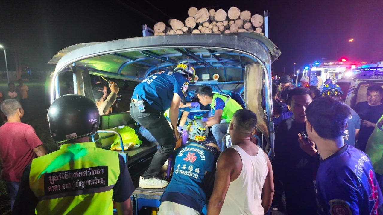 เศร้า "บังเซน ไมค์ทองคำ" ขับตุ๊กตุ๊กชนท้ายสิบล้อจอดริมถนน เสียชีวิต