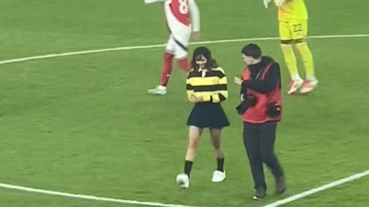 กระหึ่มพรีเมียร์ลีก ลิซ่า ได้ทำหน้าที่สำคัญก่อนเกม อาร์เซนอล เชือด สเปอร์ส