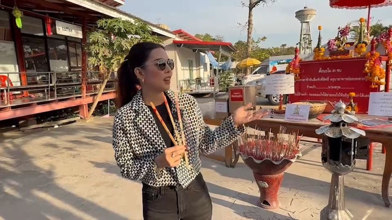 นักร้องสาวขอโชค "พ่อขุนช้างมหาเศรษฐี" เขย่าเซียมซีได้ลุ้นเลขเด็ด 17/1/68