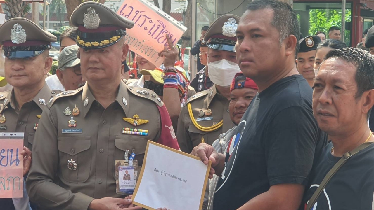 คปท.บุก ตร. ทวงเวชระเบียน “ทักษิณ” ขู่ยกระดับชุมนุม 21 ม.ค. หากไม่ได้รับคำตอบ