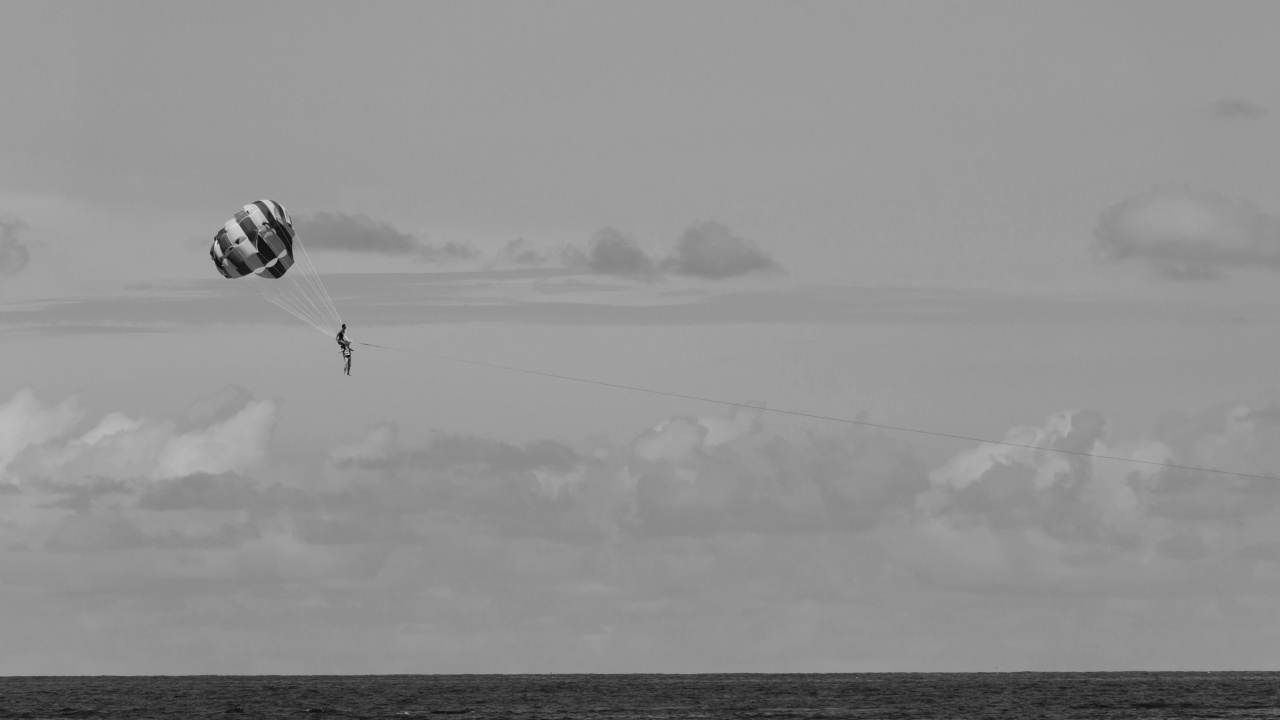 สลด พนักงานเรือลากร่ม ร่วงตกขณะพานักท่องเที่ยวขึ้นชมวิว ร่างกระแทกน้ำดับ