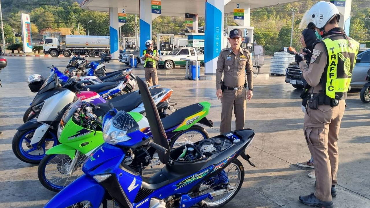 จับแก๊งดังรวมตัวซิ่งไปทำบุญที่ไทรโยค ตำรวจตั้งด่านตรวจพบผิดกฎหมาย กว่า 117 ราย