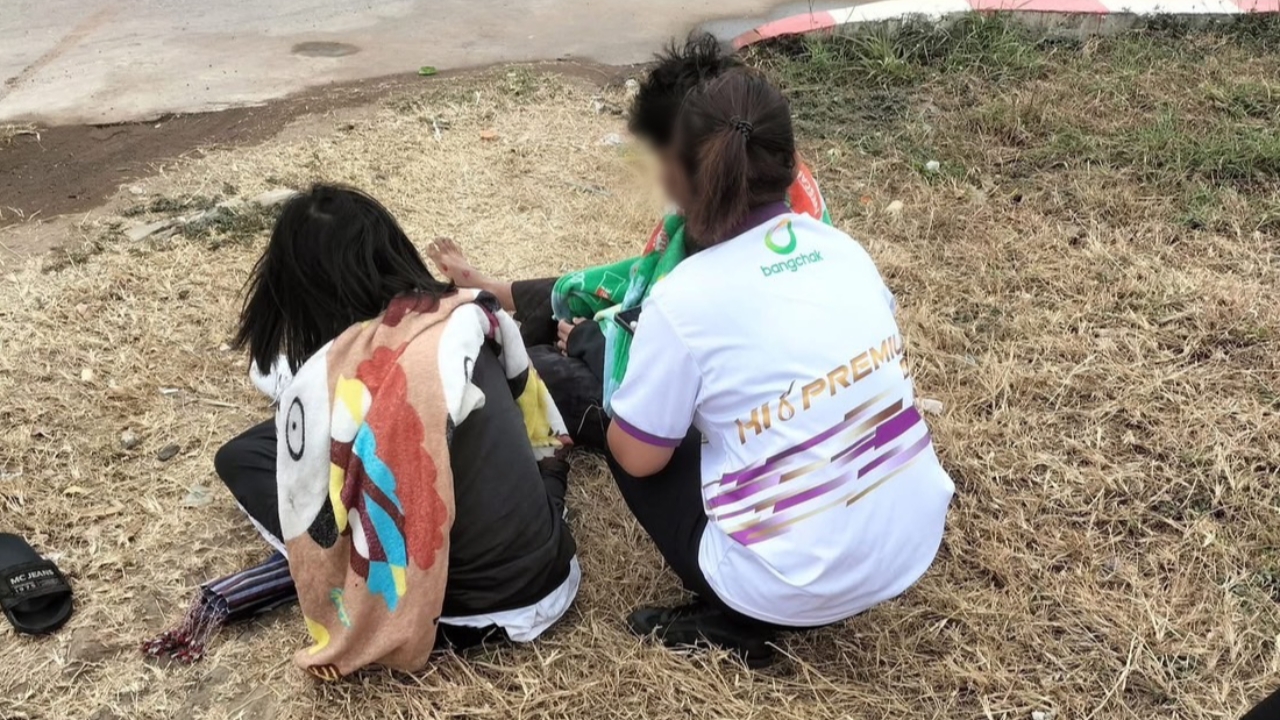 อุทาหรณ์หน้าหนาว ห่มผ้าขี่รถชายผ้าสะบัดพันโซ่กลิ้งกลางถนน สิบล้อหวิดเหยียบ