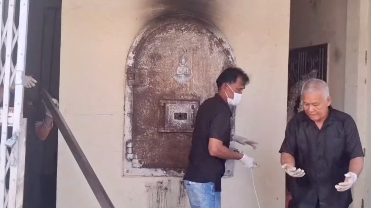 ทุลักทุเล เผาร่างหนุ่มหนัก 300 กก. ช่วยกันยกเข้าเมรุไม่สำเร็จ พ่อพูดคำเดียวราบรื่น