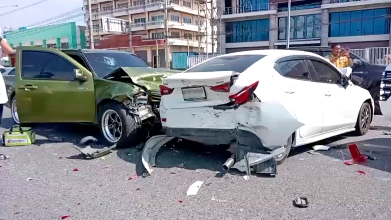 กระบะเบรกไม่อยู่ พุ่งชนดะรถจอดติดไฟแดงบางแสน 4 คัน เจ็บ 12 คน เด็ก 3 ขวบสาหัส