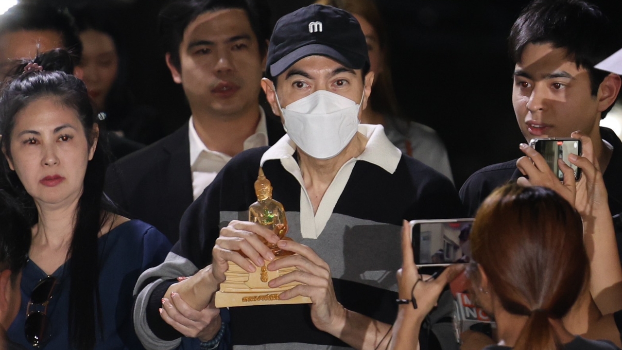 ชมวินาที แซม ยุรนันท์ อุ้มพระพุทธรูปออกจากเรือนจำ หลังถูกฝากขัง 84 วัน