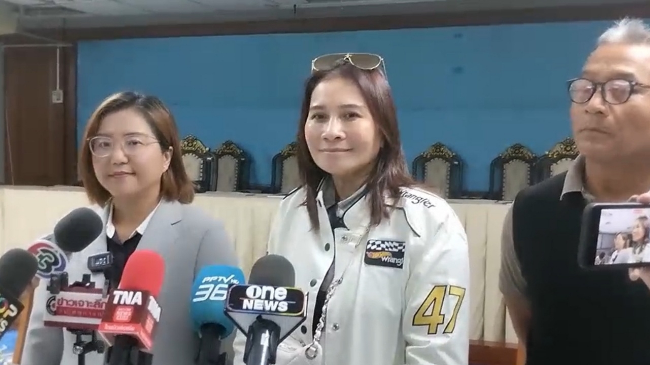 "เจ๊อ้อย" หอบเอกสารเข้าพบ ปปง. ขอรับการคุ้มครองสิทธิผู้เสียหาย "คดีทนายตั้ม"