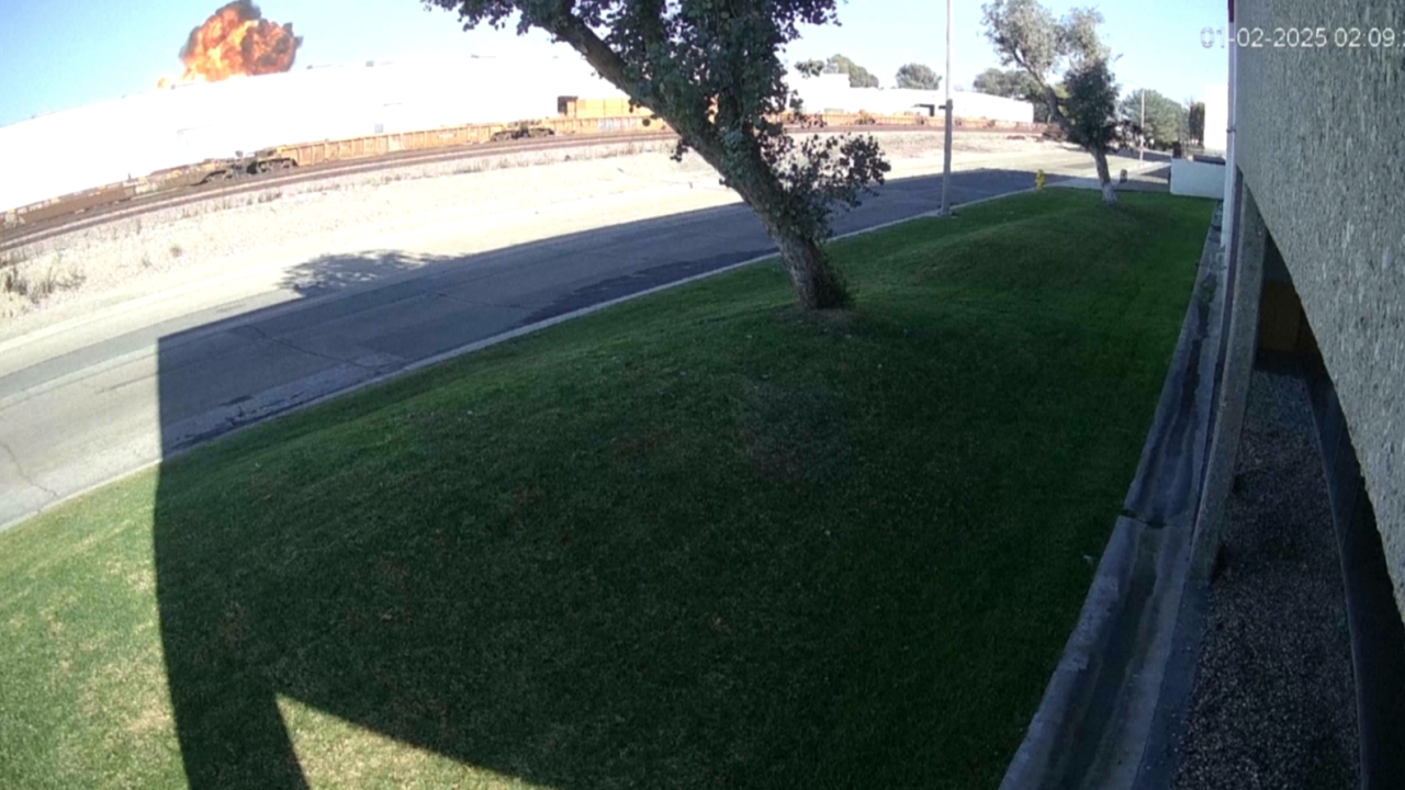 เครื่องบินเล็กตกใส่หลังคาโกดังสหรัฐฯดับ 2 ศพ เจ็บ 18 ราย (คลิป)