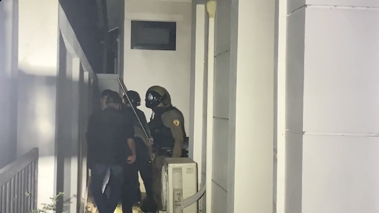 ตร. เข้าระงับเหตุผัวคลั่ง ทำร้ายร่างกายเมีย จับลูกสาว 5 ขวบ เป็นตัวประกัน