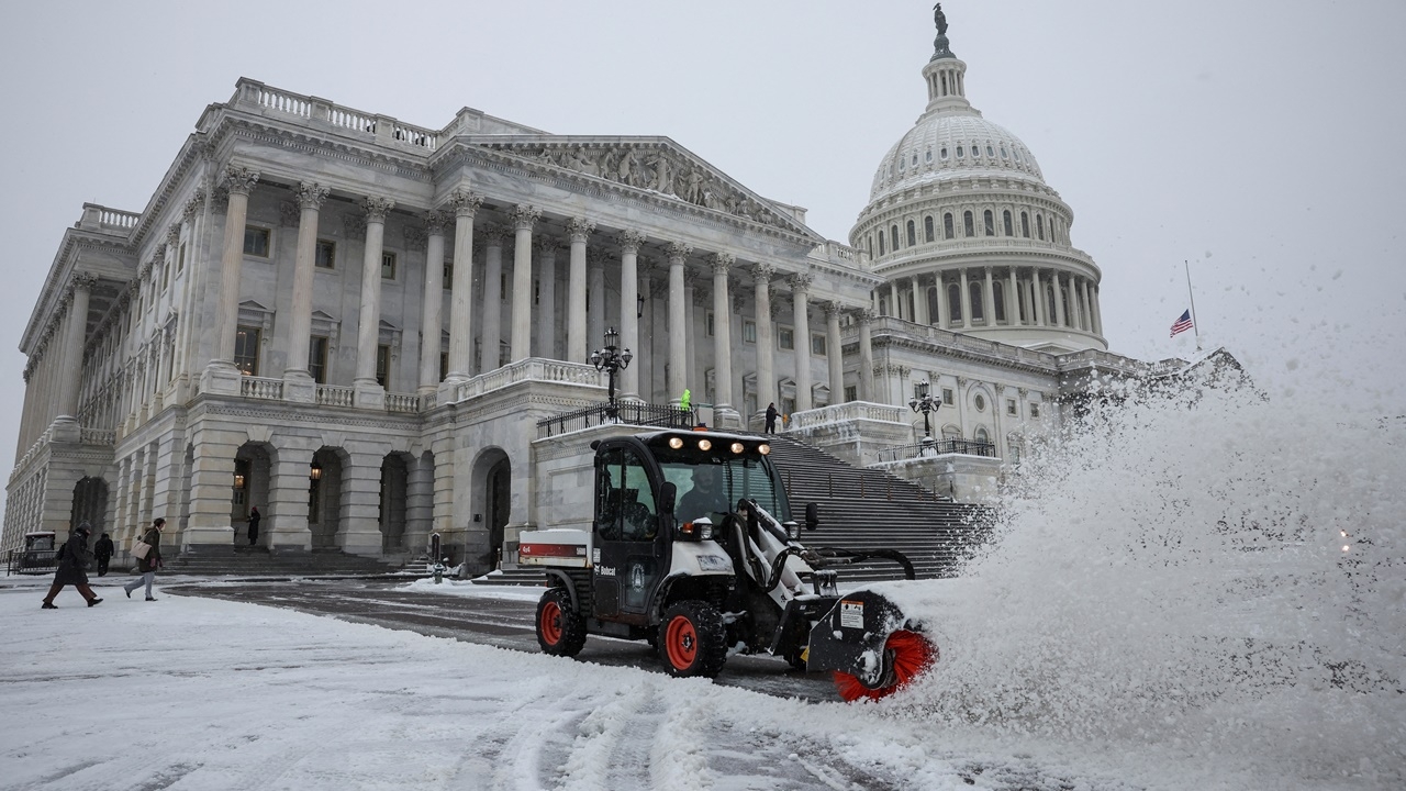 หิมะถล่มสหรัฐฯ 7 รัฐประกาศภาวะฉุกเฉิน คร่าแล้ว 5 ศพ ยกเลิก 2,000 เที่ยวบิน