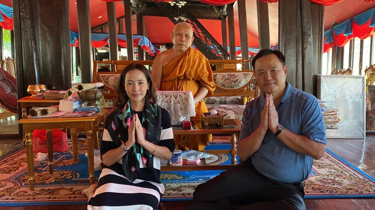 “อนุทิน” พาหวานใจ “จ๊ะจ๋า” ขับเครื่องบินส่วนตัวมาพิษณุโลกให้ “หลวงพ่อสำลี” เจิมมือ