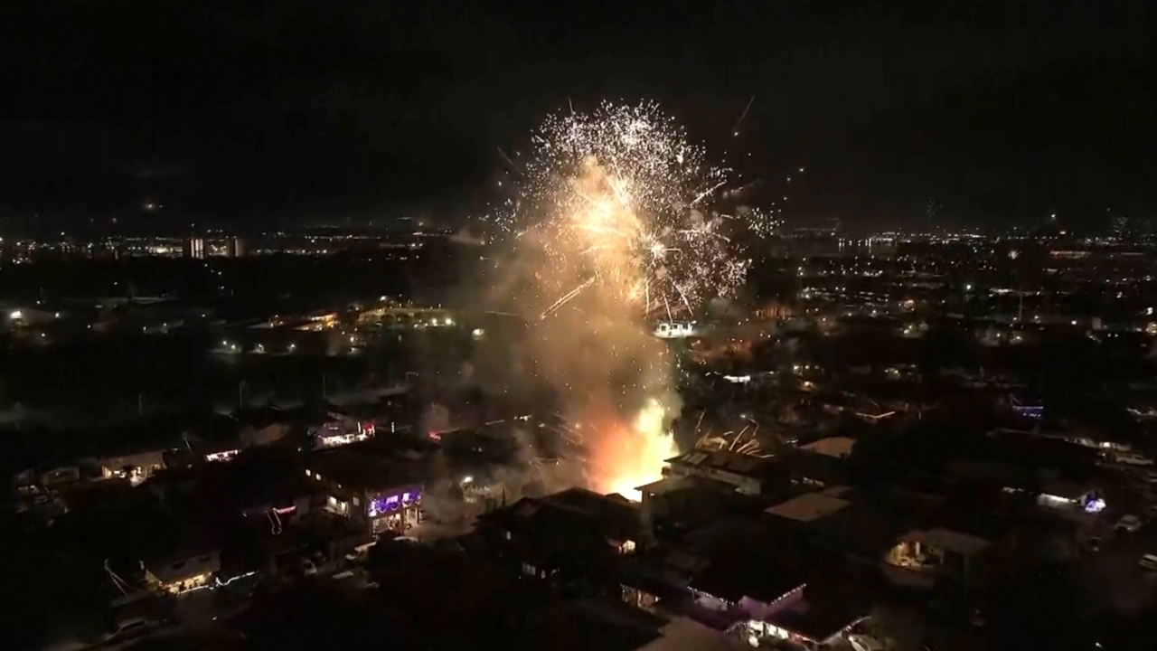 เผยภาพจากโดรน วินาทีดอกไม้ไฟระเบิดคืนปีใหม่ในโฮโนลูลู ดับ 3 ศพ เจ็บกว่า 20 คน (คลิป)