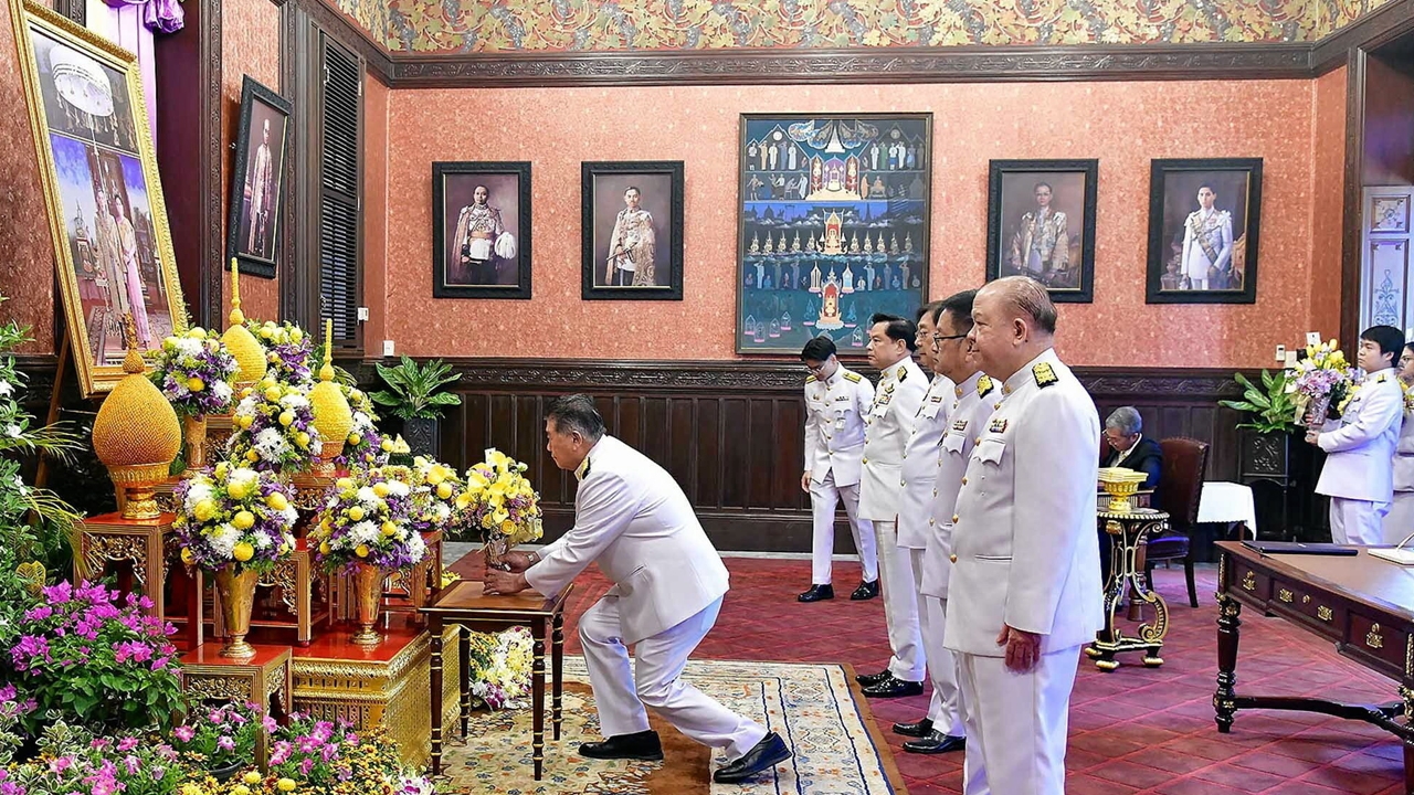 ถวายพระพร ในหลวง-พระราชินี เนื่องในวันขึ้นปีใหม่