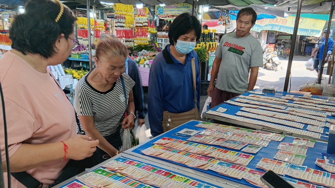 ลอตเตอรี่งวดปีใหม่ขายดี แม่ค้าแย้มเลขเด็ด อ.เบียร์-พ.ศ.ใหม่