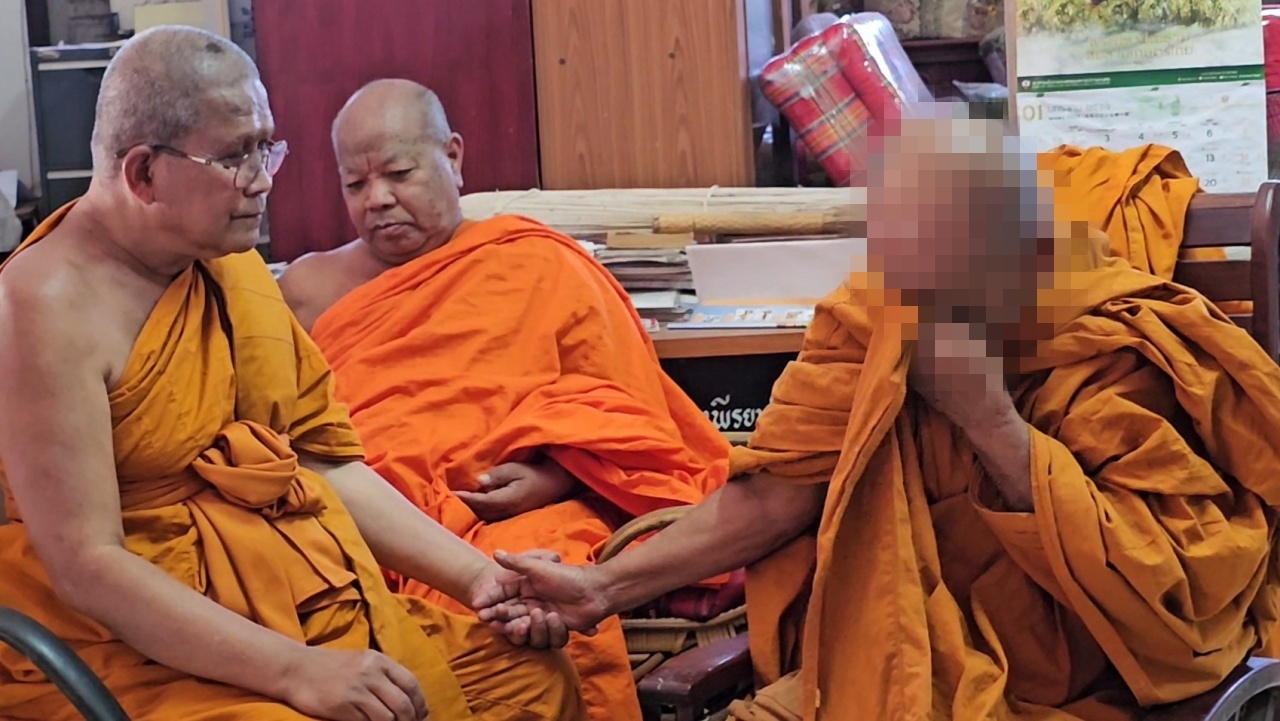 เรื่องแค่นี้! สาเหตุทำเจ้าอาวาสโวยวาย ปาสังฆทานของญาติโยม 