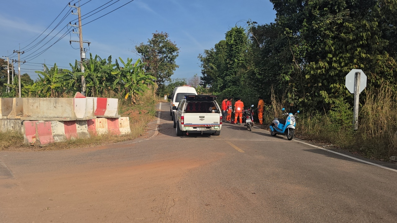 ชายนิรนาม นอนริมถนนขอความช่วยเหลือ ที่คอมีแผลใหญ่ เริ่มแห้งหนอนขึ้นเต็ม