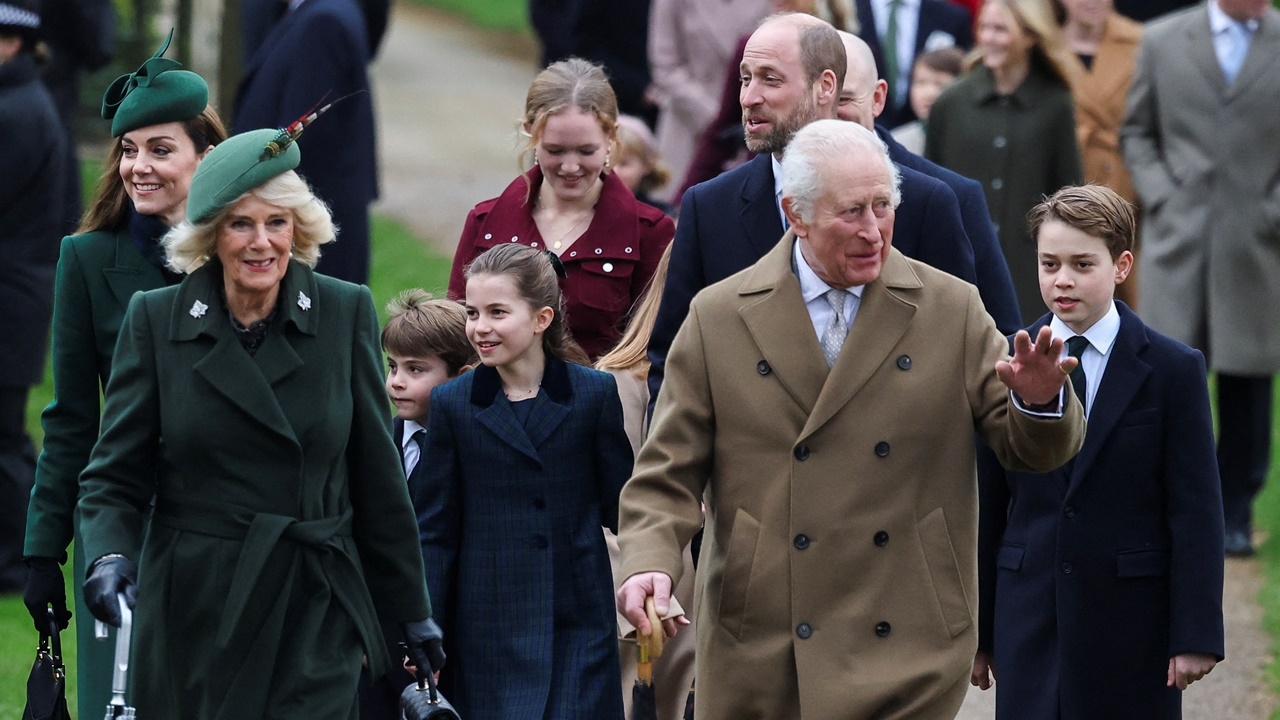 คิงชาร์ลส์พาเชื้อพระวงศ์ ทำพิธีวันคริสต์มาส ทักทายประชาชนชื่นมื่น