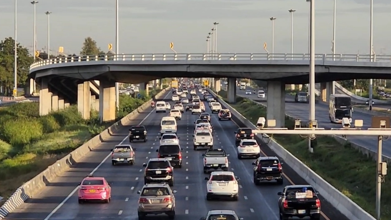 รถหนาแน่นตั้งแต่เช้า ถนนสายหลักผ่าน จ.อยุธยา คนแห่เดินทางกลับบ้านปีใหม่