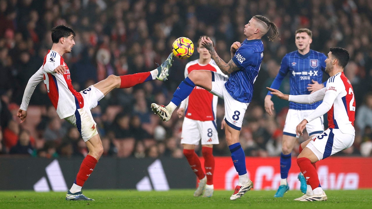 สรุปตารางคะแนน "พรีเมียร์ลีก" ล่าสุด หลัง "อาร์เซนอล" ทุบ "อิปสวิชฯ" จี้ "ลิเวอร์พูล" สองแต้ม 