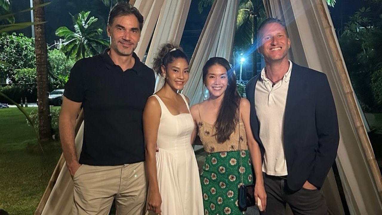 มะหมี่ ลงรูปกรุ๊ปช็อต กบ พิมลรัตน์ สะดุดตายืนเคียงข้างหนุ่มฝรั่งสุดหล่อ