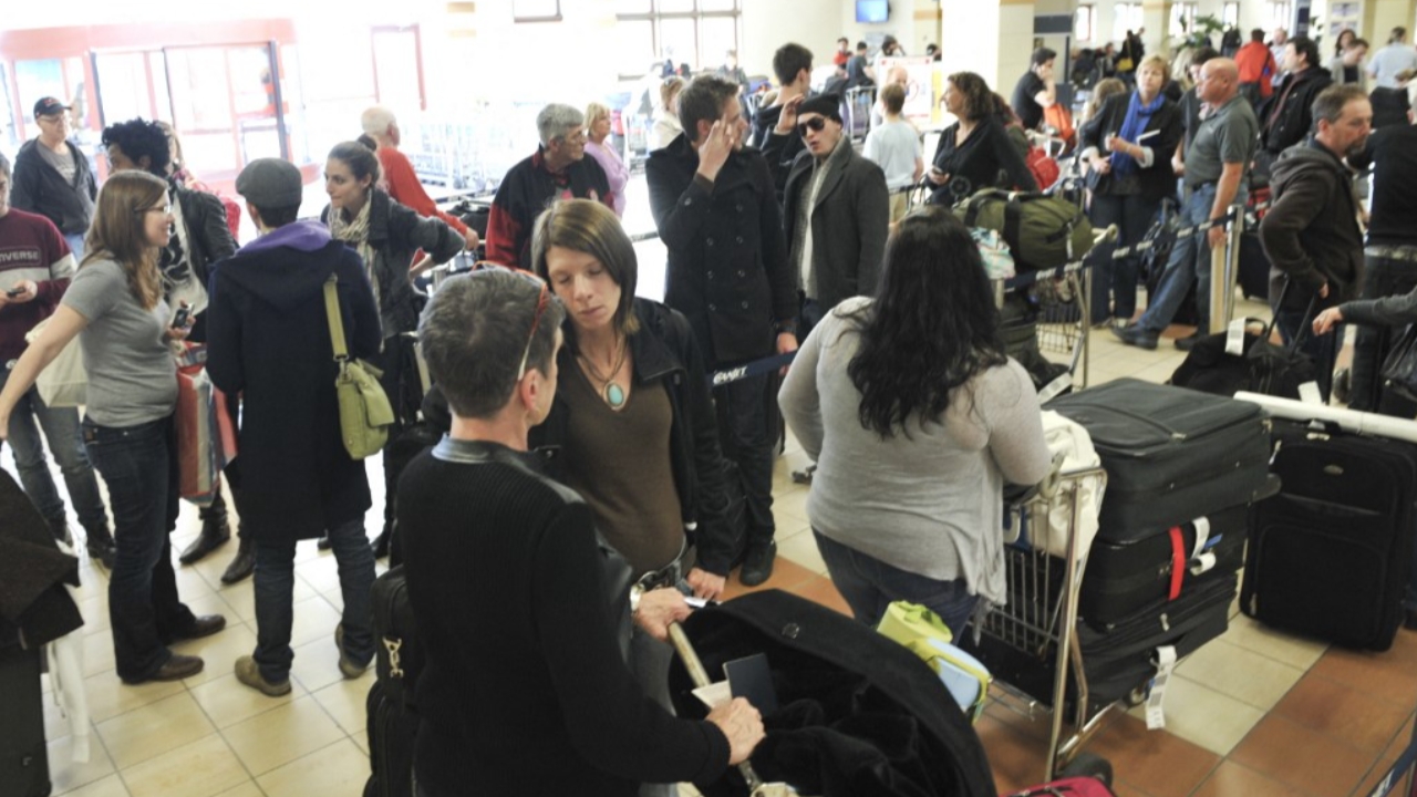 ระทึกอีก เครื่องบินแคนาดาล้อไม่กาง ปีกครูดกับพื้นรันเวย์มีประกายไฟลุกไหม้ขณะลงจอด (คลิป)