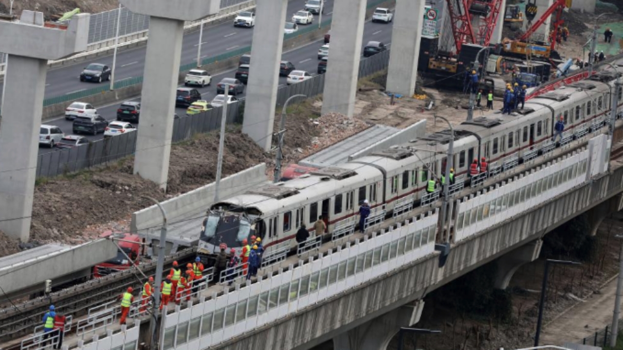 ระทึก เครนพังถล่มขวางราง รถไฟพุ่งชนพังยับในจีน (คลิป)