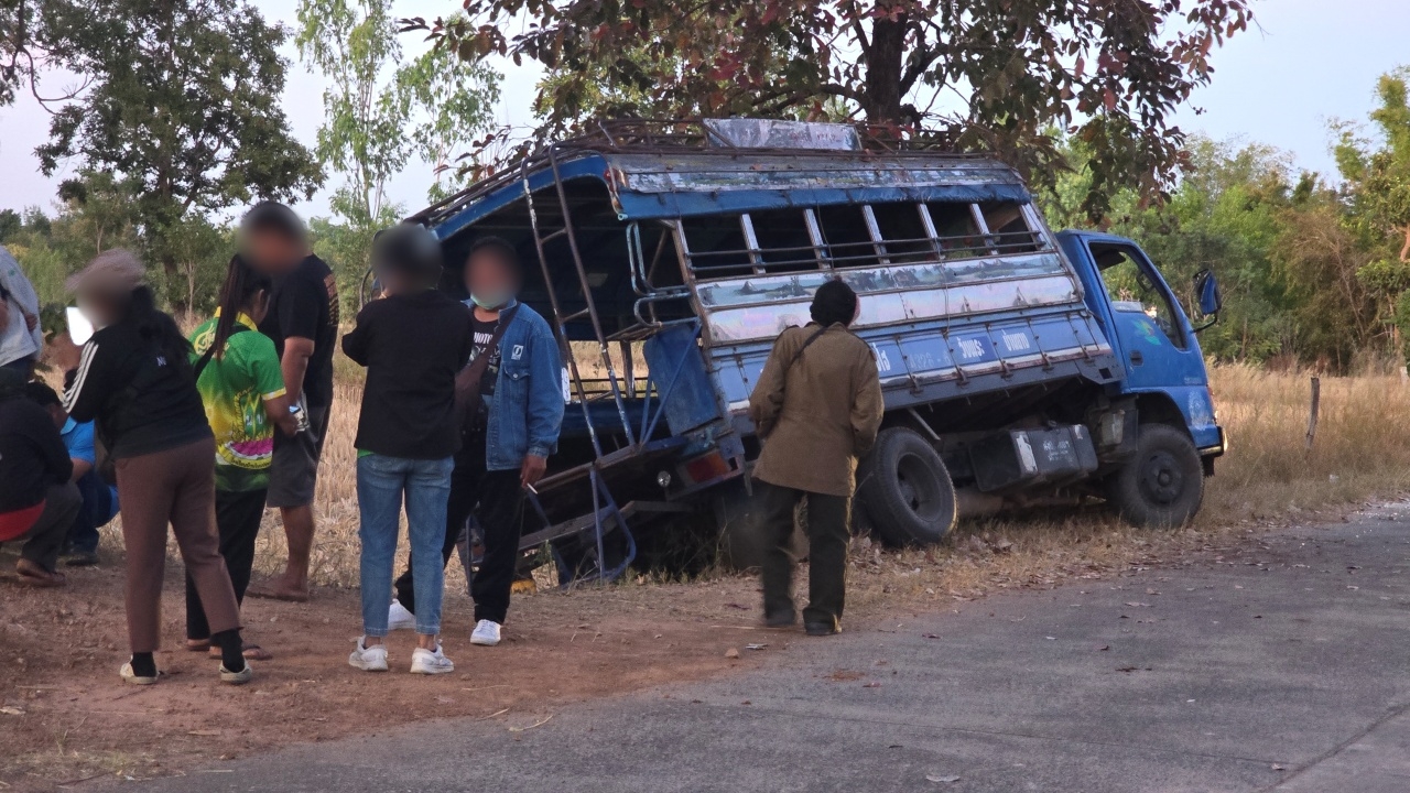 เจ็บ 8 ราย รถรับส่งนักเรียน ชนต้นไม้ข้างทาง คนขับรับ ดื่มสุราระหว่างรอเด็ก