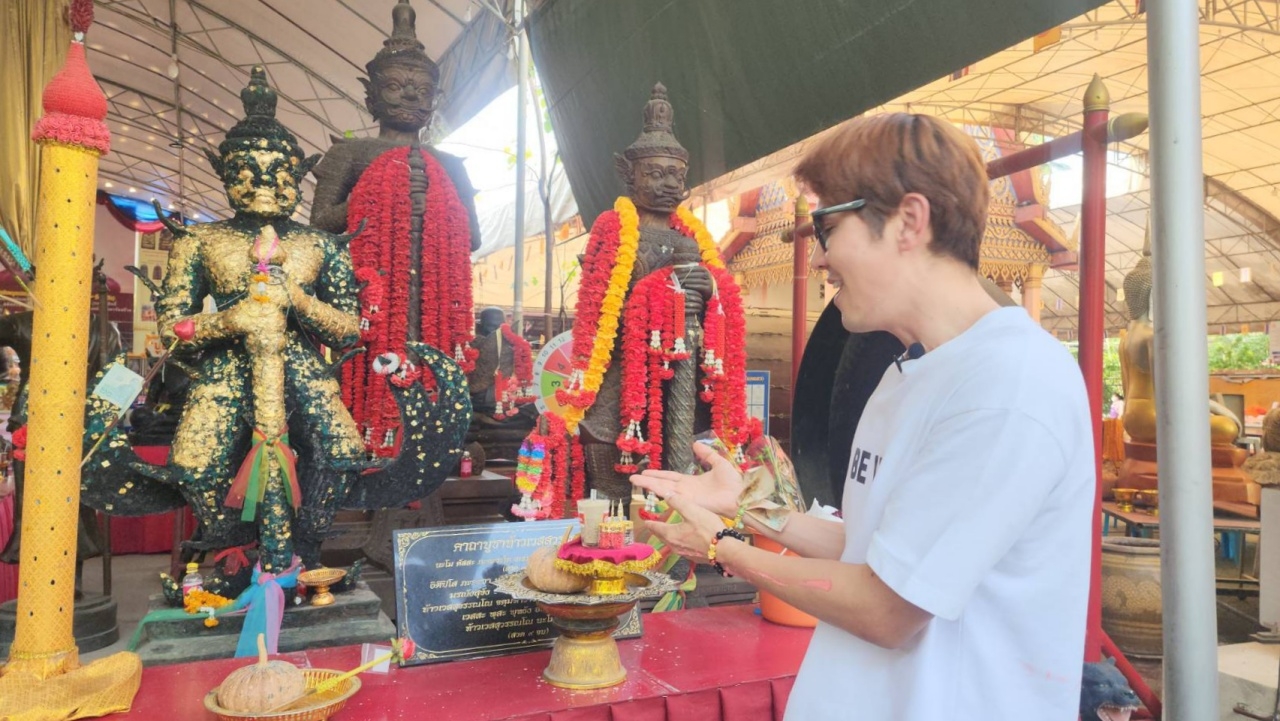 "เล็ก เจษฎา" นักแสดงดัง ขอพรท้าวเวสฯ วัดสว่างฯ จุดธูปมงคลได้เลขเด็ด