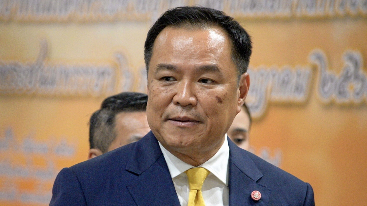 การเมืองไม่โกงก็พอ อนุทินค้าน กฎหมายสกัดปฏิวัติ ซัดแทรกแซงกองทัพ