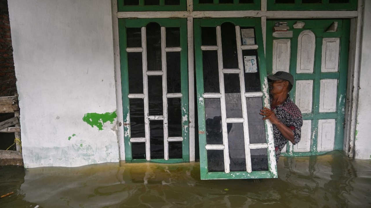 ดินถล่ม น้ำท่วมฉับพลันบนเกาะชวาของอินโดนีเซีย ชาวบ้านเสียชีวิตอย่างน้อย 10 ศพ