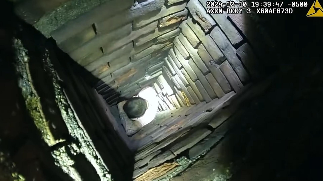 ชายสหรัฐฯ หนีตำรวจตามล่า แต่ร่างติดคาปล่องไฟ