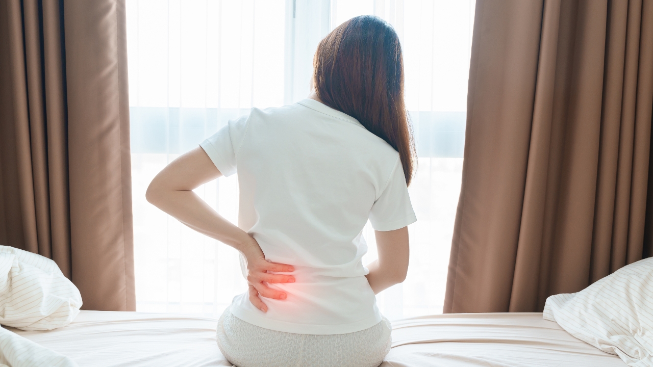 ปวดหลังอย่าละเลย อาจเป็นสัญญาณเตือนไขสันหลังอักเสบ ภัยร้ายที่คร่าชีวิตโดยไม่รู้ตัว