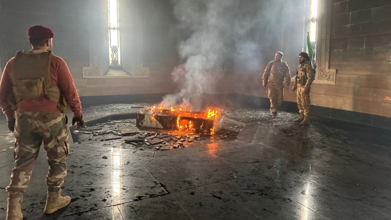 กบฏซีเรีย บุกเผาสุสานพ่ออัสซาด สหรัฐฯ เล็งหนุนรัฐบาลใหม่ซีเรีย