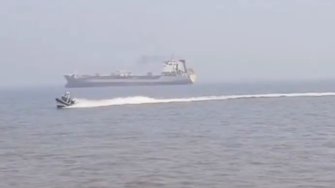 สุดระทึก เรือสปีดโบ๊ทกองทัพเรืออินเดียพุ่งชนเรือเฟอร์รี่กลางทะเล ดับ 13 ศพ (คลิป)